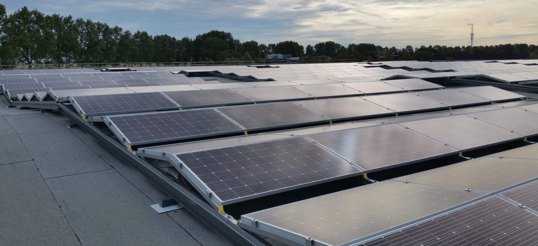 Zonnepanelen op het dak van Kortmann depot